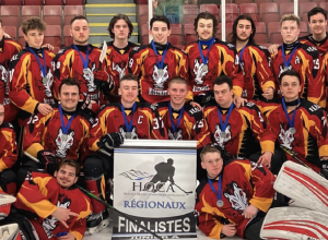 Groupe de joueurs de hockeys tous rassemblés autour d'une bannière faisant la mention FINALISTES JUNIOR A.
