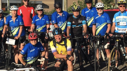 Groupe de cyclistes avec leurs vélos.