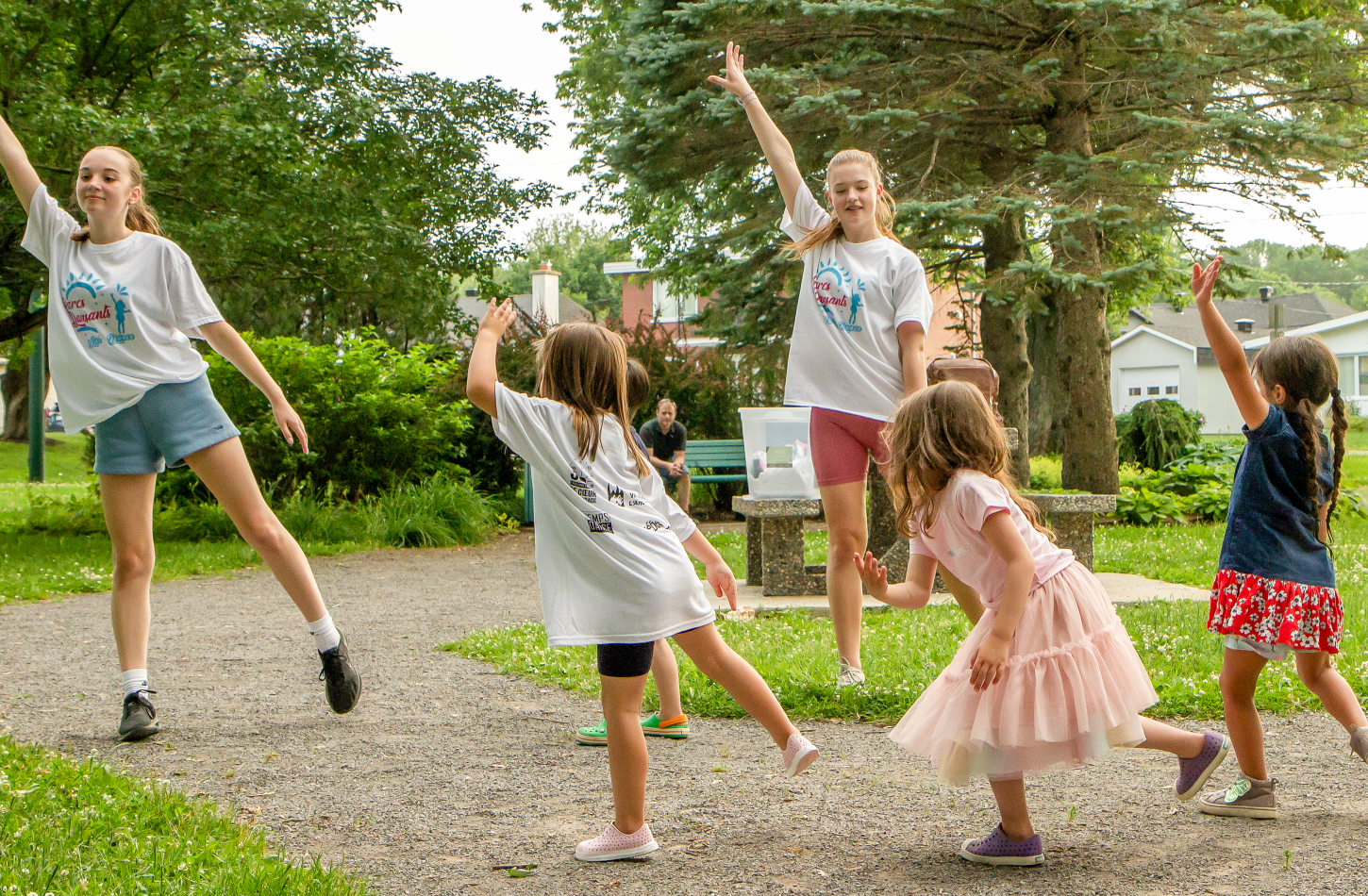 Adolescents s'amusant à danser sur la pelouse verte dans le parc le jour d'été.