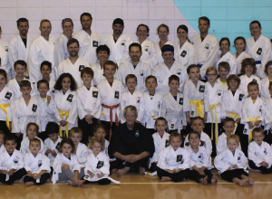 Grand groupe de personnes toutes vêtues d'un kimono de karaté.